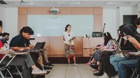 <p>Tidak hanya berdiam diri menjelaskan materi di meja dosen, Dian pun aktif berkeliling kelas dan berinteraksi dengan para mahasiswanya. (Foto: Instagram@therealdisastr)</p>