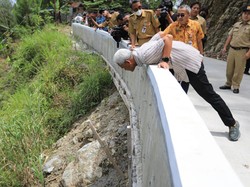 Kesalnya Ganjar Lihat Proyek Jalan di Kebumen Rp 7 Miliar Jelek: Bahaya!