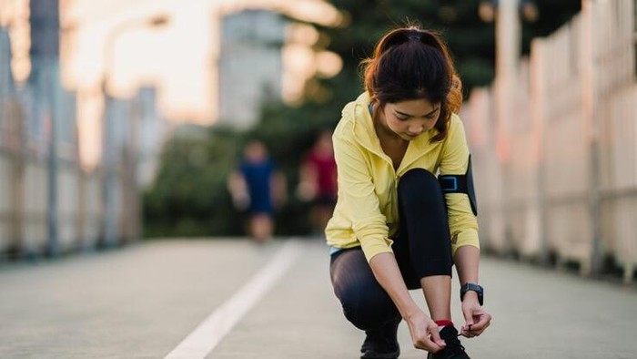 Ilustrasi olahraga lari/Foto: Freepik.com/tirachardz