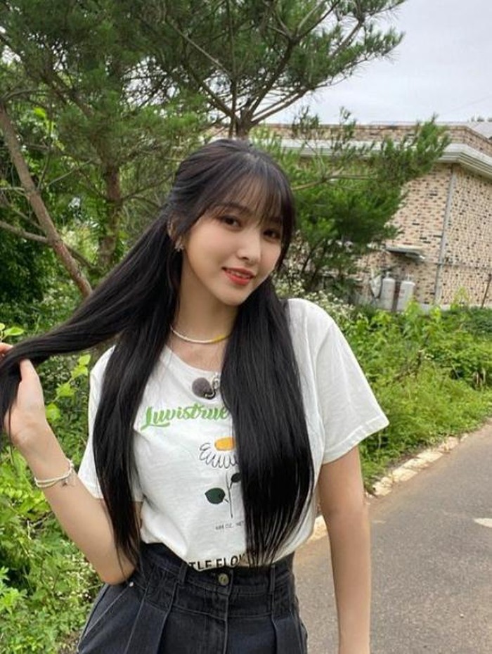 Kemudian, ia pindah ke Source Music dan menjalani masa pelatihan selama 1,5 tahun sebelum resmi debut sebagai anggota GFRIEND/Foto: instagram.com/onedayxne