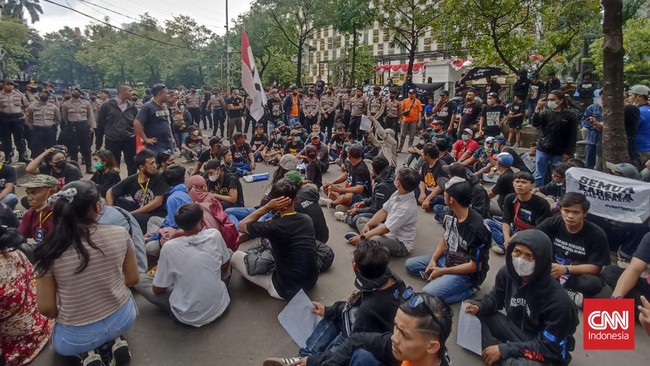 Massa aksi yang kompak mengenakan baju berwarna hitam menyuarakan protes atas pengusutan tragedi di Stadion Kanjuruhan yang memakan ratusan nyawa itu.