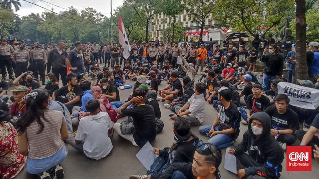 Korban Tragedi Kanjuruhan Demo di Mabes Polri, Tuntut Keadilan Massa aksi yang kompak mengenakan baju berwarna hitam menyuarakan protes atas pengusutan tragedi di Stadion Kanjuruhan yang memakan ratusan nyawa itu.