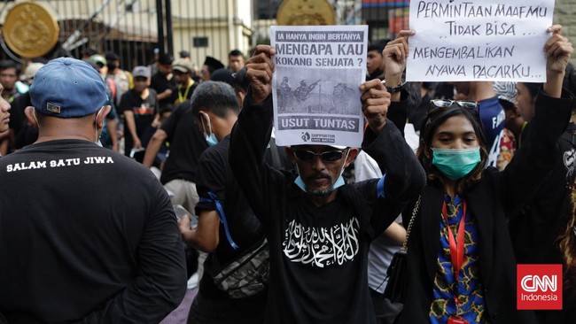 Ratusan aparat kepolisian melakukan persiapan jelang sidang perdana Tragedi Kanjuruhan, Pengadilan Negeri (PN) Surabaya. Pengamanan dilakukan berlapis.