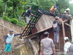 Longsor Timpa Rumah Warga Bojonegoro, Penghuni Selamat