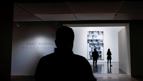 FOTO: Mengintip Lukisan 'Kecelakaan Mobil' Andy Warhol Seharga Rp1,3 T