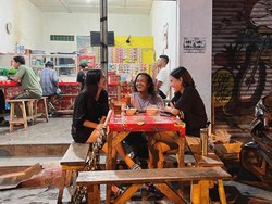 Makan Mie Instan di Warmindo, Prilly Latuconsina Pakai Sandal Rp 11 Juta!