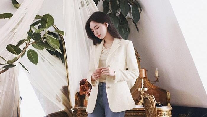 img-title 7 Outfit Alternatif Dress yang Cocok Banget Dipakai untuk Acara Formal! Buat Kamu Terlihat Cerdas dan Berwibawa