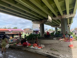 Banjir Belum Surut, Pedagang di Medan Terpaksa Jualan di Bawah Fly Over