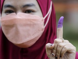 Warga Antre Sampai 2 Jam untuk Gunakan Hak Pilih dalam Pemilu Malaysia