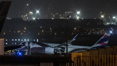 FOTO: Pesawat Tabrak Truk Pemadam Kebakaran di Bandara Peru, Dua Tewas