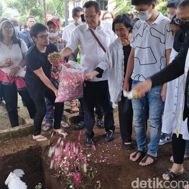 7 Tahun Depresi, Momen Prosesi Pemakaman Rudy Salam Diiringi Isak Tangis
