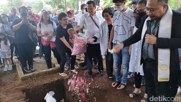 img-title 7 Tahun Depresi, Momen Prosesi Pemakaman Rudy Salam Diiringi Isak Tangis