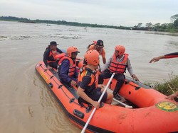 Dramatis! Begini Proses Evakuasi Pemancing Terjebak Banjir di Sungai Progo