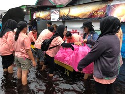 Relawan Ganjar Bagikan Ratusan Paket Makanan ke Korban Banjir Kalteng