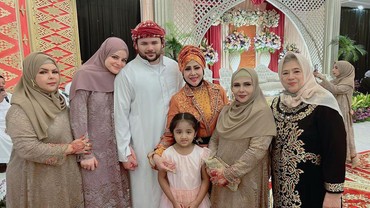 img-title Elvy Sukaesih Hapus Unggahan Foto Ridho Rhoma Menikah, Kenapa?