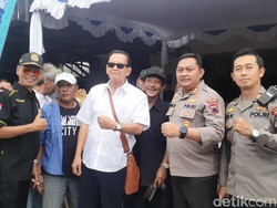 Roy Marten Tiba di Rumah Duka Rudy Salam, Pelayat Berebut Foto