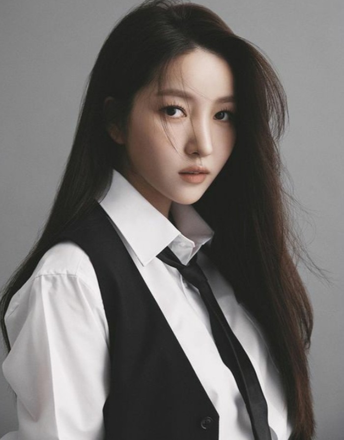 Setelah kontraknya berakhir dengan IOK Company, Sowon dikabarkan menandatangani kontrak dengan OUI Entertainment untuk aktivitasnya sebagai aktris di masa depan. Ia menggunakan nama Kim Sowon sebagai nama panggung/Foto: instagram.com/official_oui
