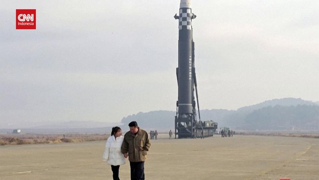 Kim Jong Un tampil di publik bersama putrinya pada Jumat (18/11). Ia disebut-sebut memiliki 3 orang anak.