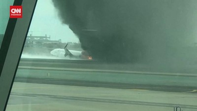img-title VIDEO: Pesawat di Peru Terbakar Usai Tabrak Truk Pemadam di Bandara