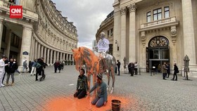 VIDEO: Momen Aktivis Lingkungan Lumuri Cat Patung Kuda Paris