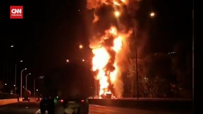 VIDEO: Penampakan Horor Kobaran Api Kebakaran Truk BBM di Tol Jakbar