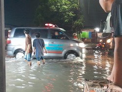 Jalan Letda Sujono Medan Banjir Akibat Hujan, Ambulans Lawan Arus