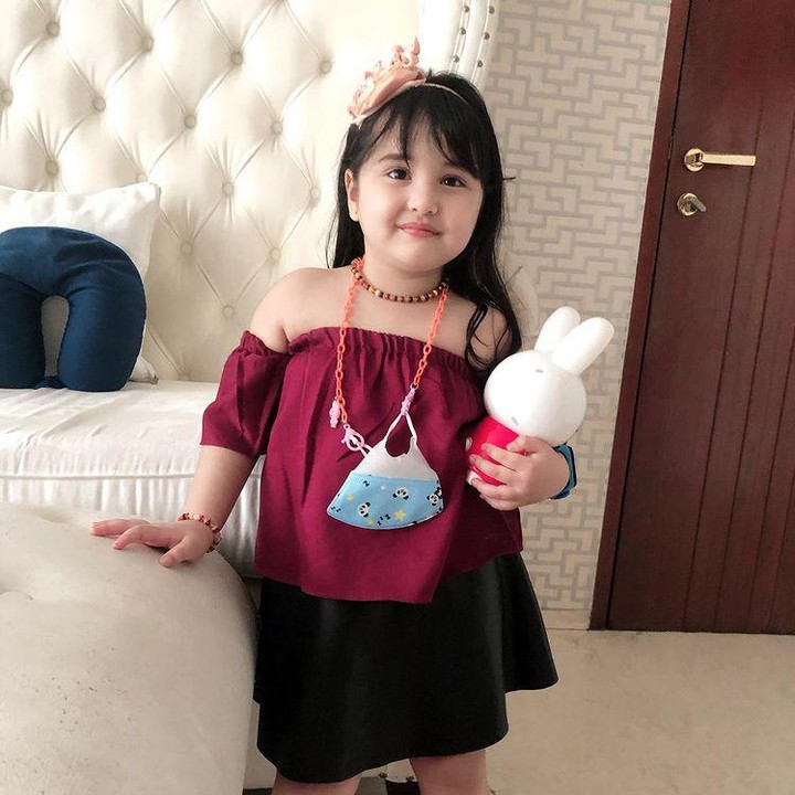 <p>Tidak hanya cantik, gadis cilik yang satu ini juga sering menampilkan pose-pose imut sehingga membuat warganet semakin gemas dengan tingkahnya. (Foto: Instagram@andisorayabeatrix)</p>