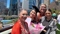 img-title 7 Potret Bahagia Amabel Anak Ruth Sahanaya Wisuda Sarjana Musik di Australia