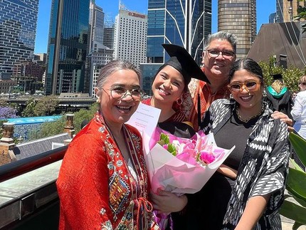 7 Potret Bahagia Amabel Anak Ruth Sahanaya Wisuda Sarjana Musik di Australia