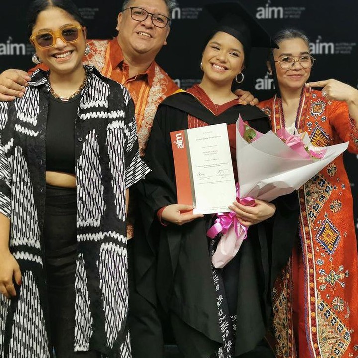 <p>Di hari spesialnya itu, hadir pula kakak Amabel, Nadine Emanuella Waworuntu. Nadine tampil cantik mengenakan pakaian motif hitam putih. (Foto: Instagram @jeffrywaworuntu dan @mamauthe)</p>