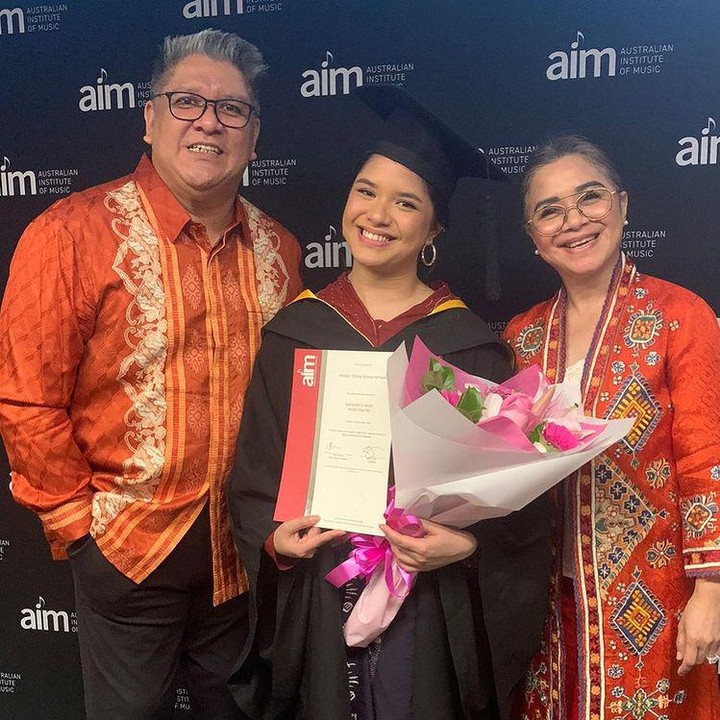<p>Ruth Sahanaya dan Jeffry Waworuntu kompak mengenakan pakaian senda di hari kelulusan sang putri, Bunda. Keduanya mengaku bangga dengan pencapaian Amabel di bidang musik dan akademik. (Foto: Instagram @jeffrywaworuntu dan @mamauthe)</p>