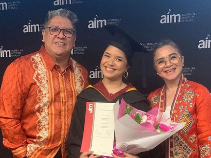 7 Potret Amabel Odelia, Putri Ruth Sahanaya yang Baru Lulus Sarjana Musik di Australia