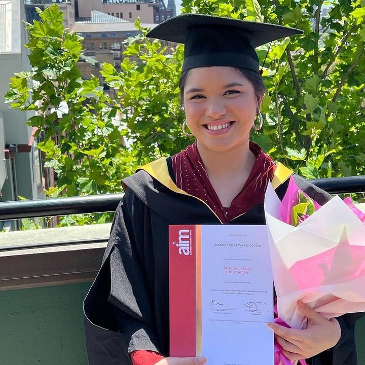 <p>Akhir tahun ini, akhirnya Amabel berhasil meraih gelar sarjana dari jurusan musik. Di hari kelulusannya, Amabel tampak begitu bahagia. (Foto: Instagram @jeffrywaworuntu dan @mamauthe)</p>