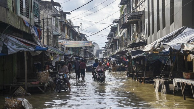 Hujan deras dan angin kencang menyebabkan banjir melanda wilayah Kota Medan, Provinsi Sumatera Utara pada hari pencoblosan Pilkada serentak 2024 Rabu (27/11).