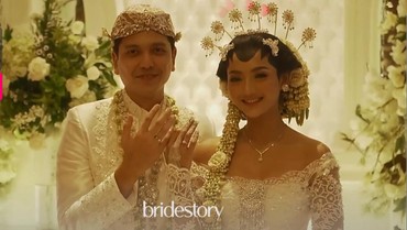 img-title Diiringi Isak Tangis, Glenca Chysara dan Rendi Jhon Resmi Menikah