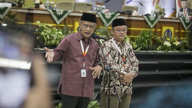 Ketum PP Muhammadiyah Haedar Nashir mengusulkan penurunan ambang batas pencalonan presiden agar ke depannya bisa lebih banyak pasangan Capres yang berlaga.