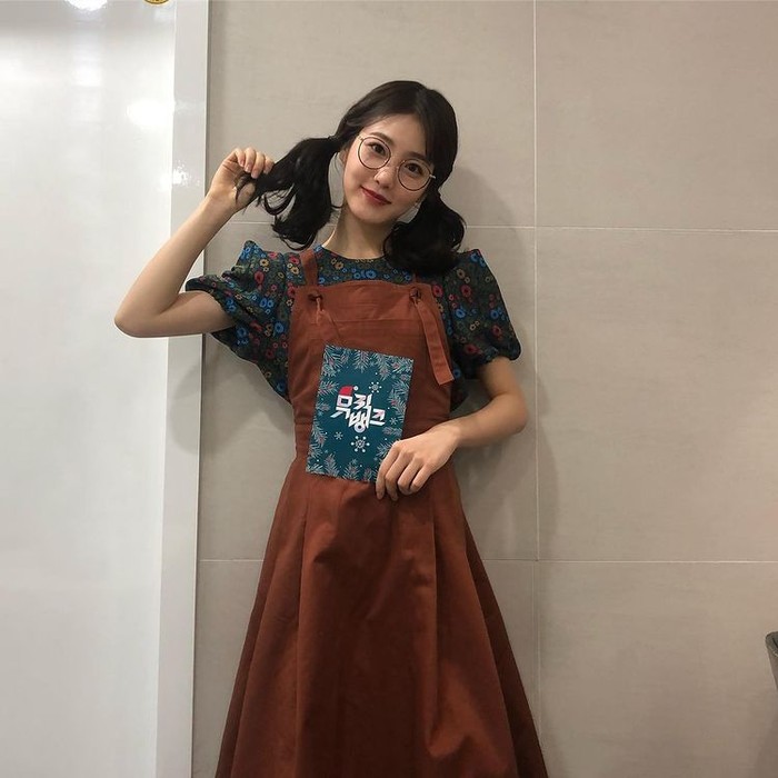 Ia pernah didapuk menjadi MC program musik KBS di Music Bank bersama Bomin Golden Child pada tahun 2019 lalu./ Foto: instagram.com/__shinyeeun