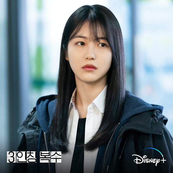 Kali ini, Shin Ye Eun tengah mencuri perhatian lewat comeback drama terbarunya sebagai siswi SMA sekaligus atlet menembak yang ingin mengungkapkan kematian saudara kembarnya di Revenge of Others tayang di Disney+ Hotstar./ Foto: instagram.com/disneypluskr