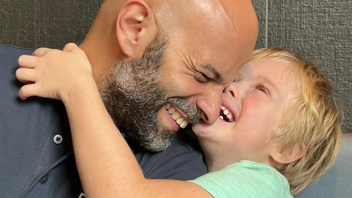 Bikin Terharu, Intip Kisah Pria Single yang Pilih Adopsi Anak dengan Down Syndrome yang Ditinggalkan Ibu Kandungnya