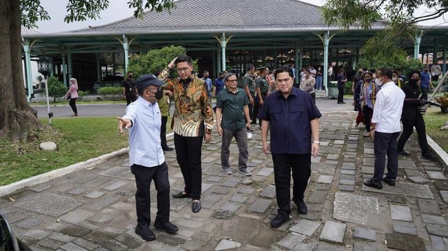 Menteri BUMN Erick Thohir mengaku menjadi tukang bersih-bersih dalam pernikahan anak Presiden Joko Widodo, Kaesang Pangarep.