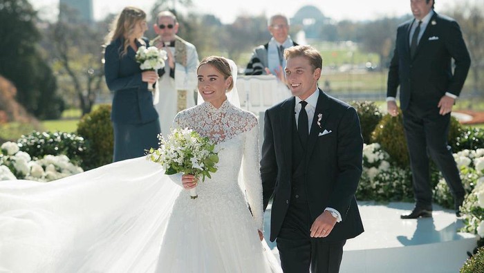 gaya anggun Naomi Biden