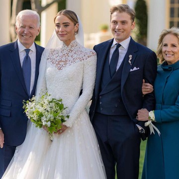 img-title Cucu Presiden AS Joe Biden Pakai Tiga Gaun Pengantin di Pesta Pernikahannya
