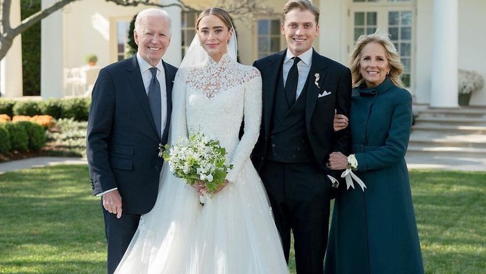 Cucu Presiden AS Joe Biden Menikah, Kenakan Gaun Elegan Rancangan Ralph Lauren