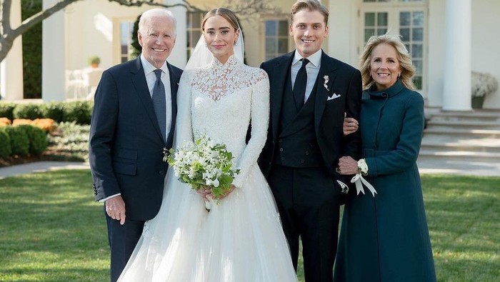 img-title Cucu Presiden AS Joe Biden Menikah, Kenakan Gaun Elegan Rancangan Ralph Lauren