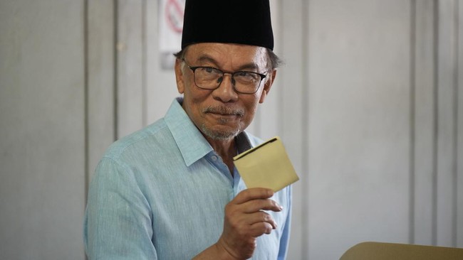 Anwar Ibrahim dan Muhyiddin Yassin bergerilya mencari koalisi untuk membentuk pemerintahan supaya mereka bisa jadi PM, menjelang tenggat yang ditetapkan raja.