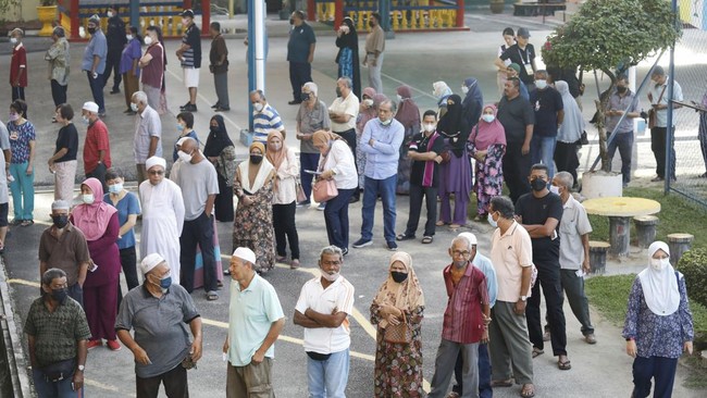 Raja Malaysia meminta koalisi parpol emilik kursi terbanyak di parlemen segera menyerahkan nama calon PM pada Senin besok.