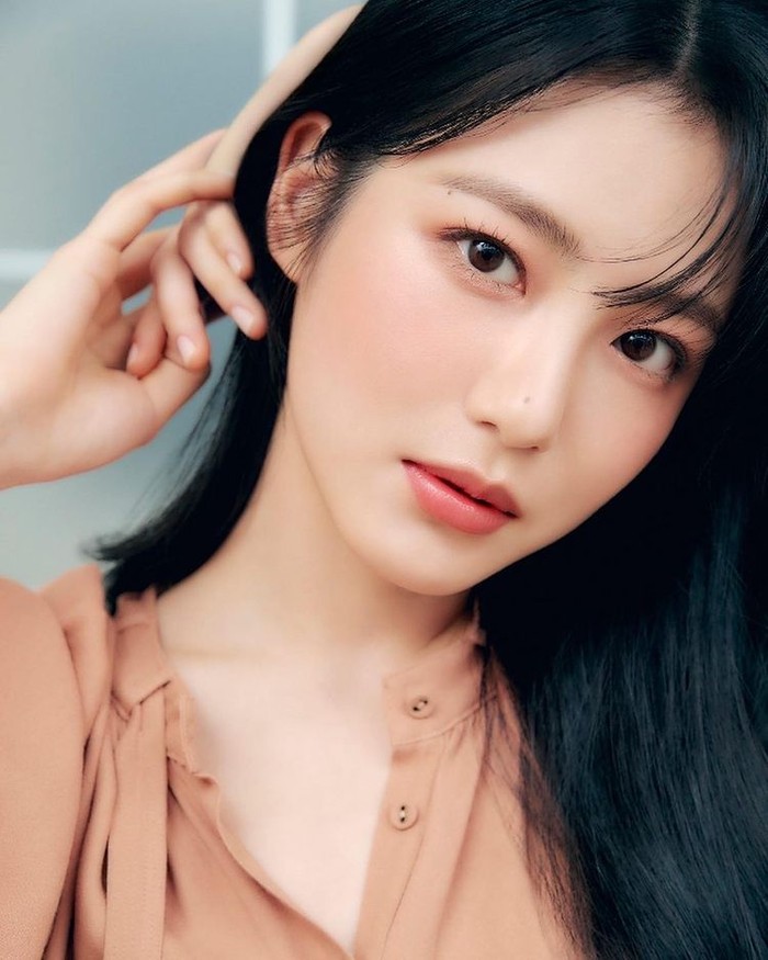 Sebelum terjun ke dunia akting, ia mengawali karirnya sebagai model untuk sampul majalah kampus Korea bernama College Tomorrow 840 pada tahun 2017 lalu./ Foto: instagram.com/__shinyeeun