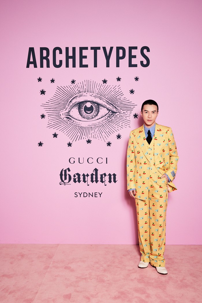 Aktor asal Singapura Lawrence Wong membuktikan setelan jas warna kuning berhiaskan motif playful bisa jadi opsi ayang tepat untuk bergaya formal. Foto: Courtesy of Gucci