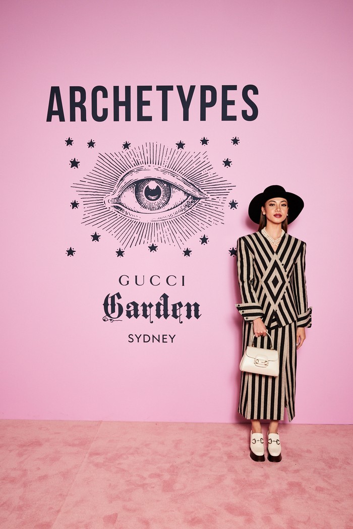 Setelan rok motif grafis jadi terlihat klasik ketika dipasangkan dengan topi lebar dan loafer seperti ditampilkan artis Malaysia, Daiyan Trisha. Foto: Courtesy of Gucci