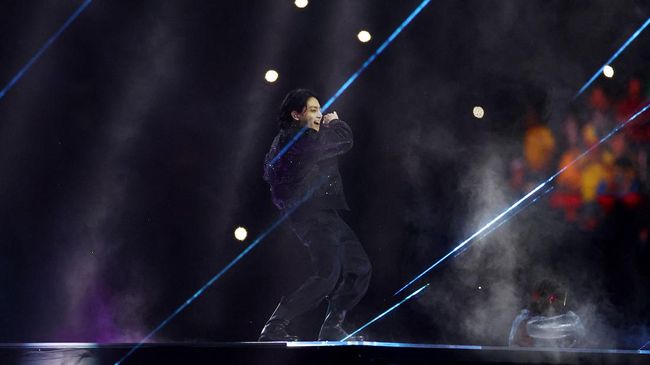 Jungkook BTS menjadi tampil di atas panggung untuk upacara pembukaan Piala Dunia 2022 Qatar dengan bawakan lagu Dreamers.